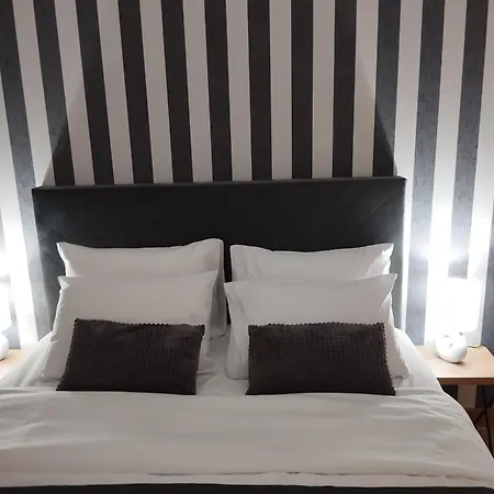 Apartment Square In - Free Garage- *