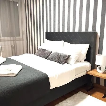 Square In - Free Garage- *