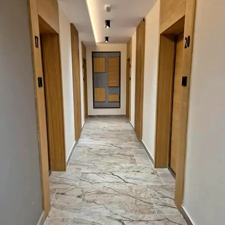 Square In - Free Garage- * نوفي ساد