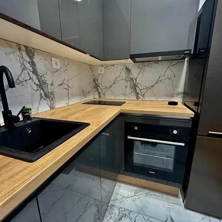 Square In - Free Garage-