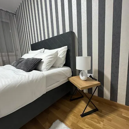 Square In - Free Garage- *