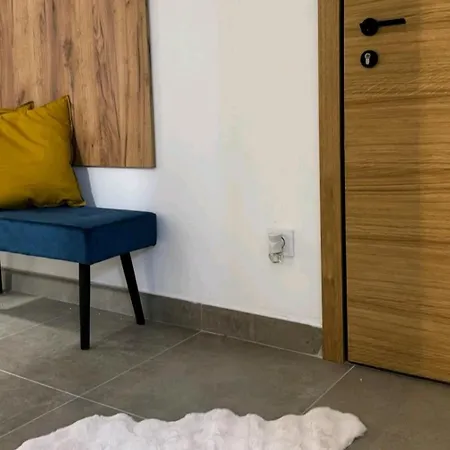 Square In - Free Garage- *