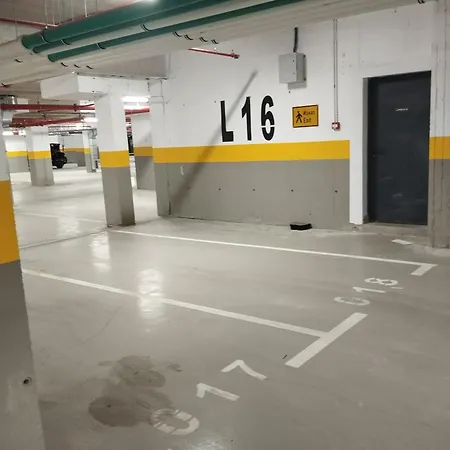 Square In - Free Garage- Apartment