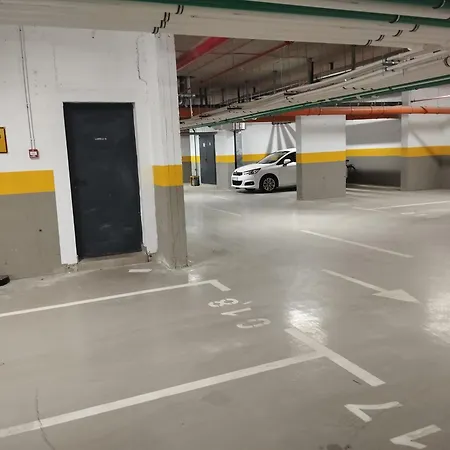 Apartment Square In - Free Garage-