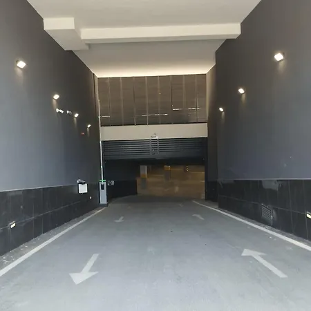 Square In - Free Garage- *